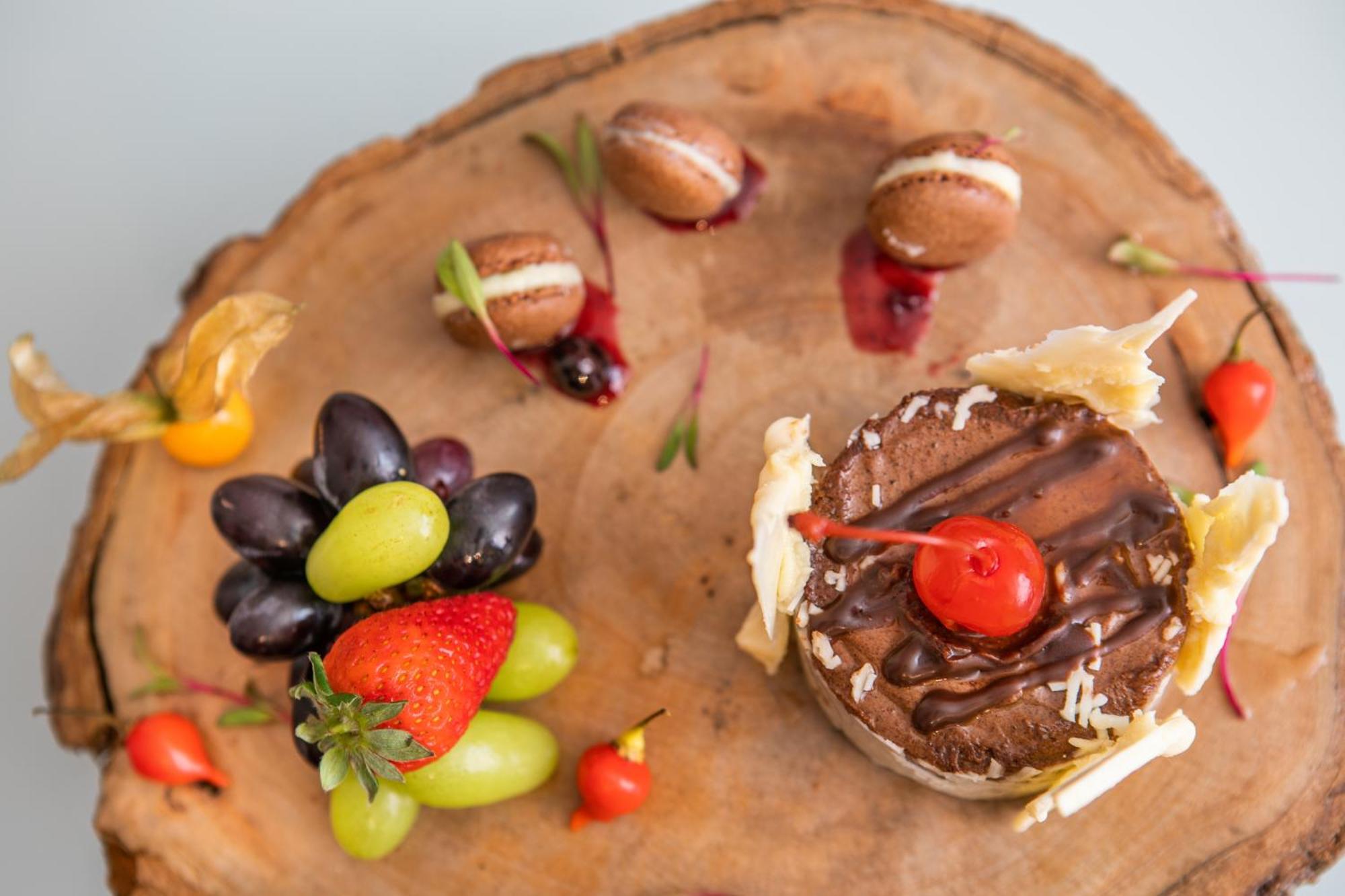 Melia Paulista Hotel Sao Paulo Exterior photo A chocolate cake with fruit